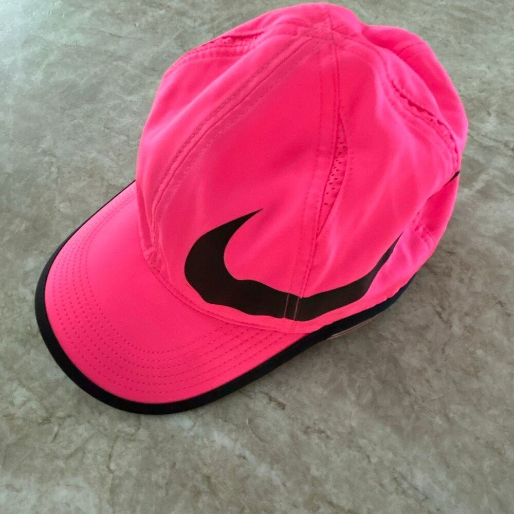 NIKE Hot Pink Featherlight Hat